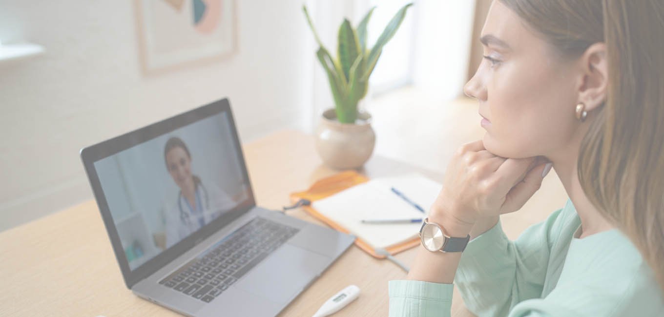 Девушка разговаривает по видеосвязи